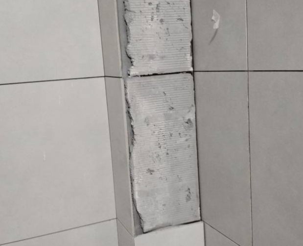 大名瓷砖空鼓维修公司分享下瓷砖施工前基层浇水润湿程度不足，可能导致以下问题