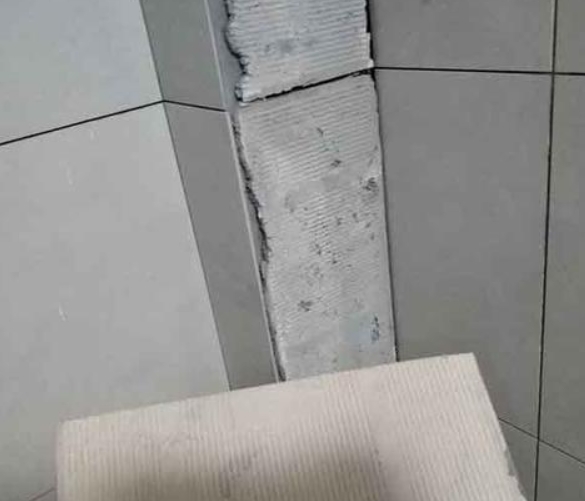 大名瓷砖空鼓维修公司分享下厨房瓷砖脱落的补救措施。